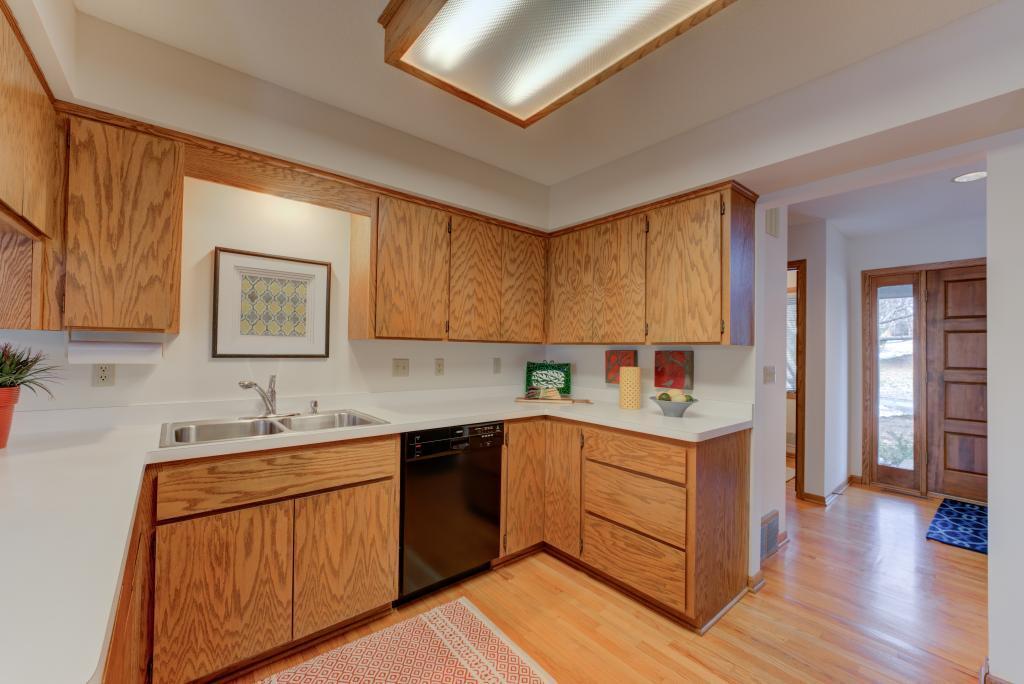 8640 Lakeview Road Bloomington, MN 55438 - Photo 10 of 26 Gallery Image 10