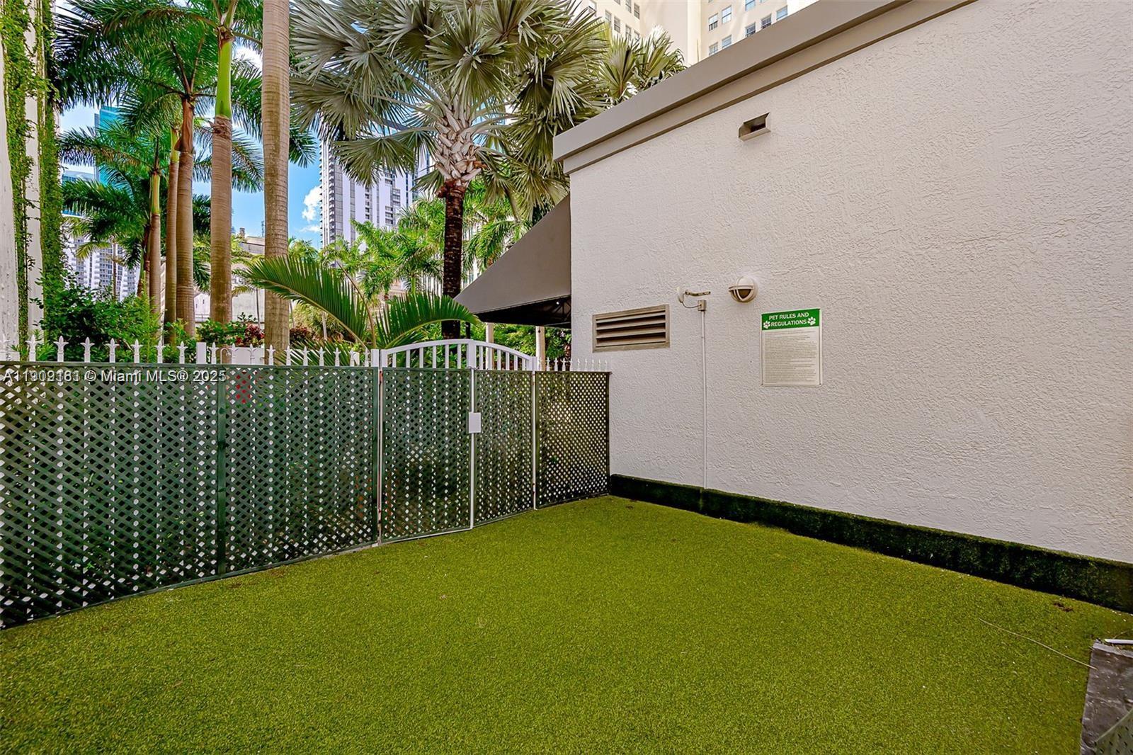 133 Northeast 2nd Avenue, Unit 617 Miami, FL 33132 - Photo 25 of 38 a view of a backyard