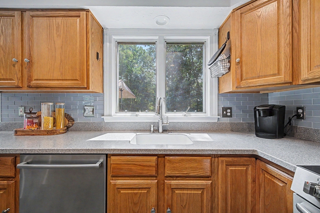 8 Vincent Road Mendon, MA 01756 - Photo 9 of 39 Gallery Image 9