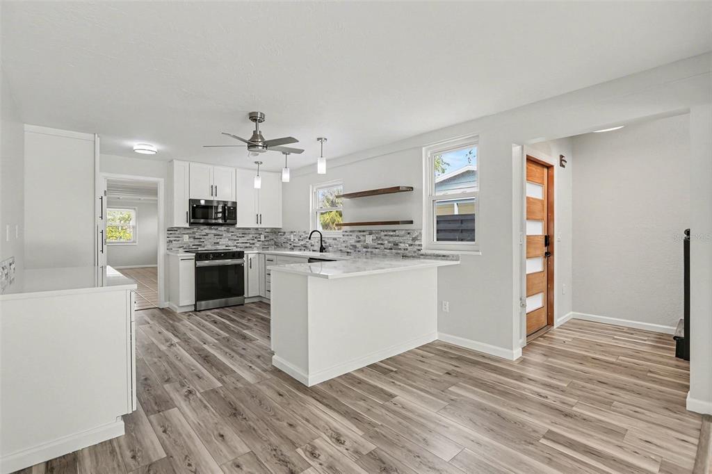 580 Russell Street Longboat Key, FL 34228 - Photo 11 of 35