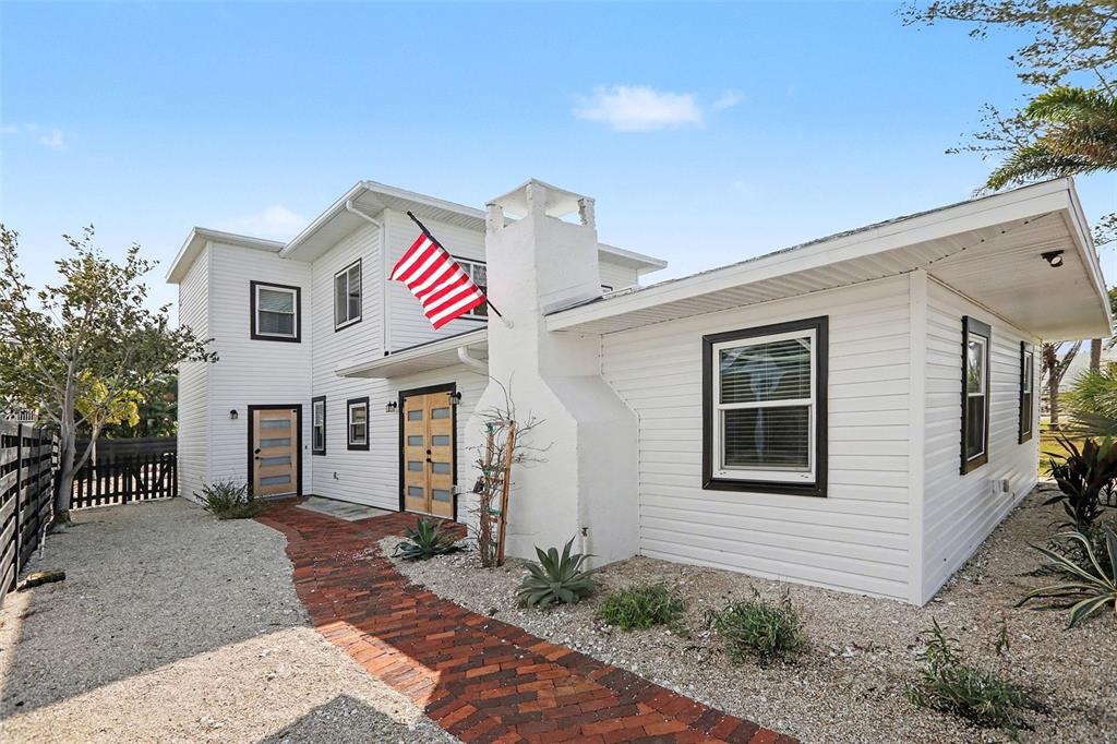 580 Russell Street Longboat Key, FL 34228 - Photo 3 of 35