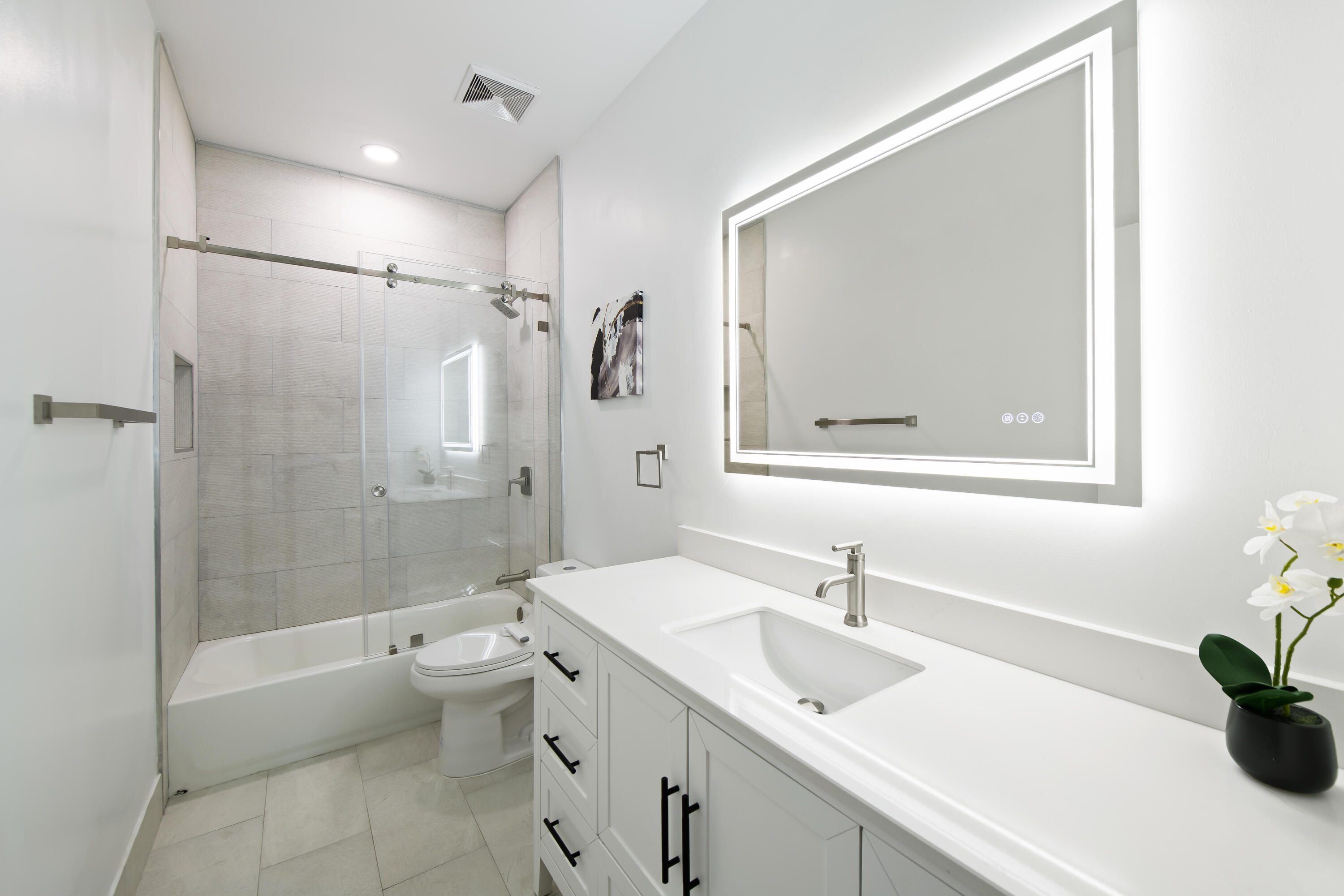 8505 Northwest 77th Street Tamarac, FL 33321 - Photo 25 of 57 Guest bath