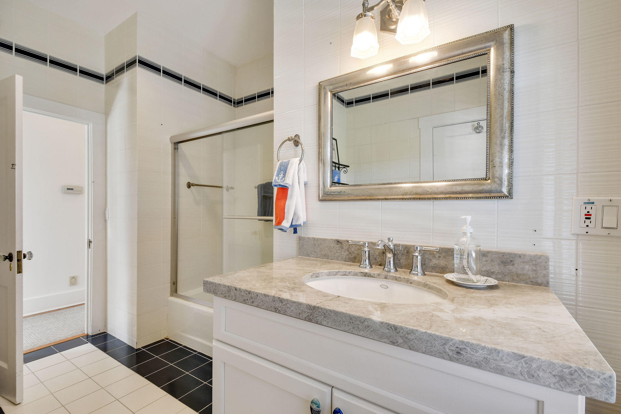 4980 County Line Road Tequesta, FL 33469 - Photo 26 of 56 Guest Bath