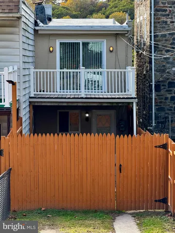 a view of house with backyard