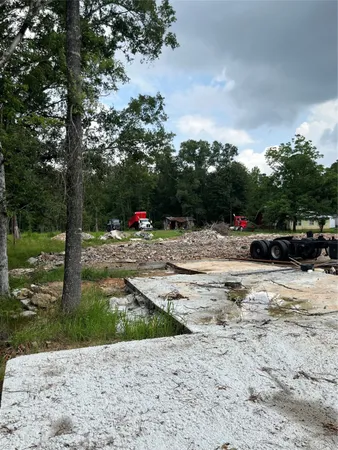a view of a yard with sitting area
