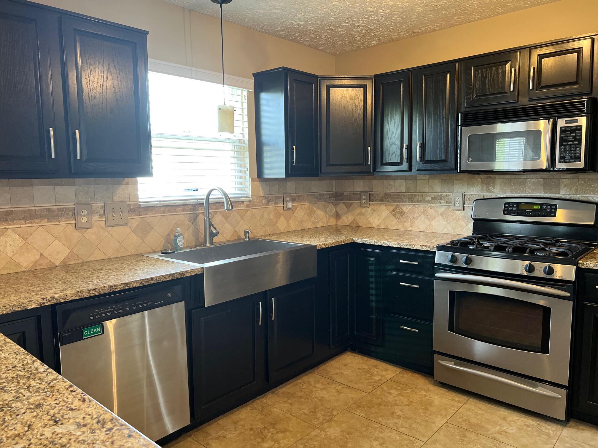 142 Harvard Loop Delaware, OH 43015 - Photo 7 of 37 Kitchen w Stainless Appliances/ 36" Farm Sink