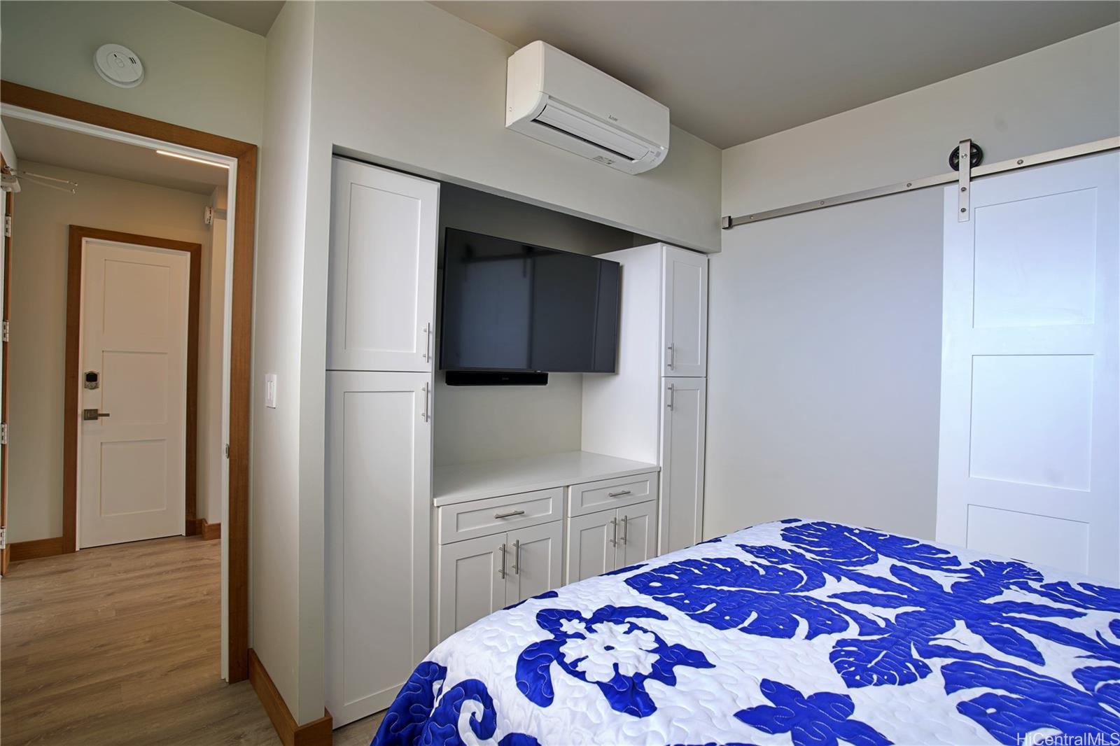 2211 Ala Wai Boulevard, Unit P6 Honolulu, HI 96815 - Photo 13 of 24 a bedroom with a bed and a television