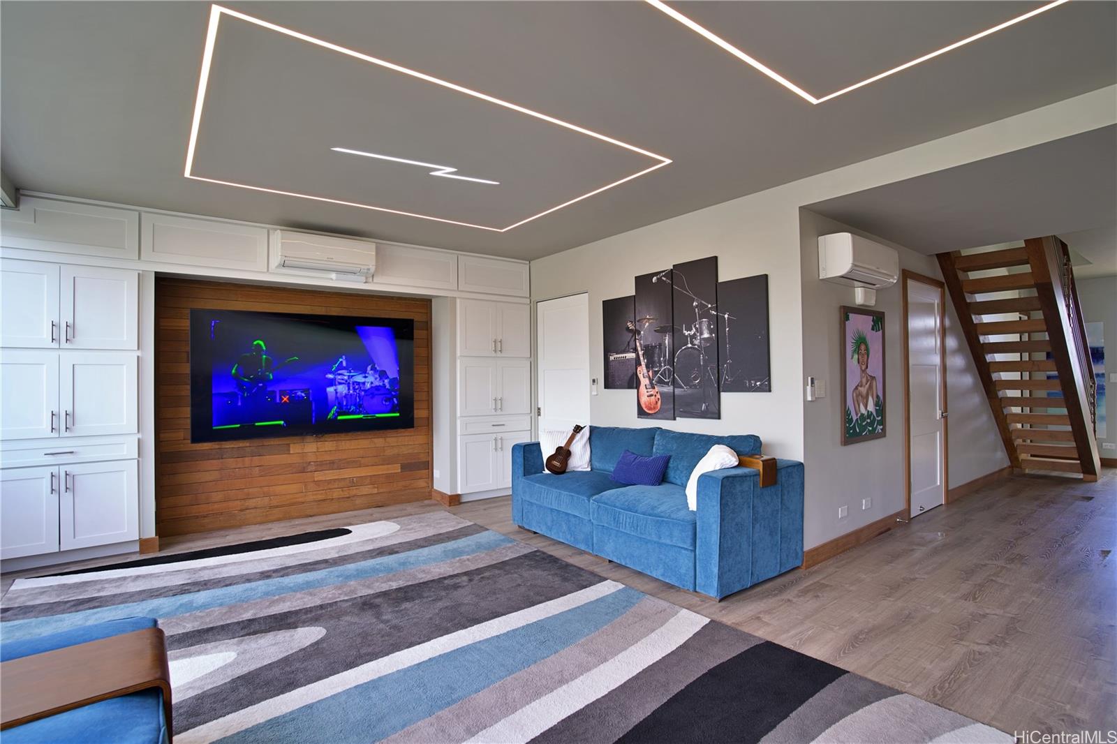 2211 Ala Wai Boulevard, Unit P6 Honolulu, HI 96815 - Photo 10 of 24 a living room with furniture and a flat screen tv