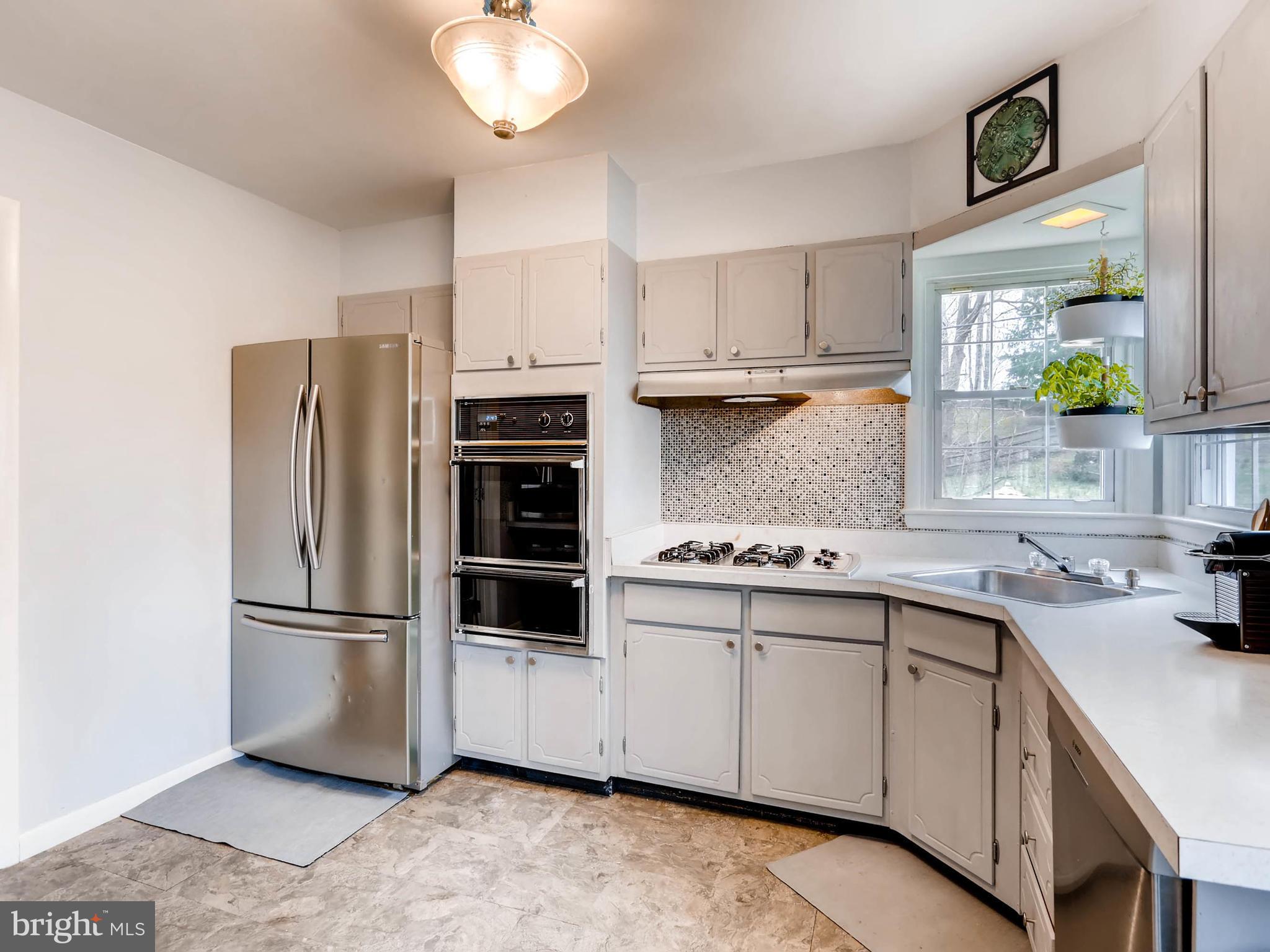 4713 Roundhill Road Ellicott City, MD 21043 - Photo 15 of 30 Kitchen