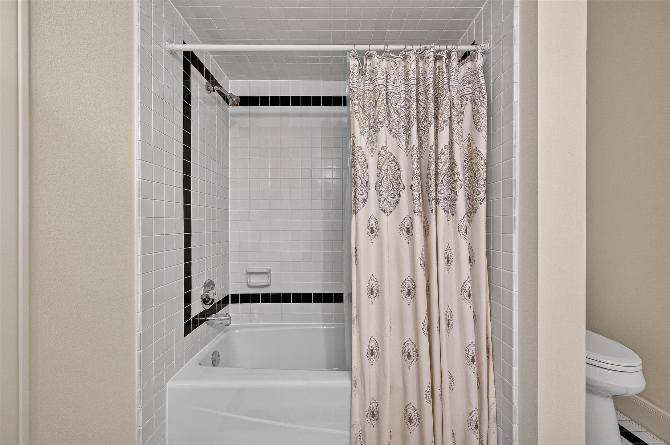 3027 Bissonnet Street Houston, TX 77005 - Photo 34 of 47 Tub/shower combo in the secondary bath — everything you need, nothing missing