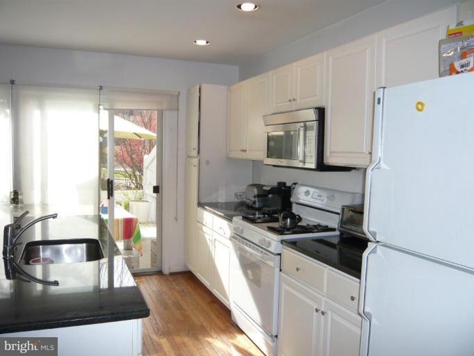 12050 Edgemere Circle Reston, VA 20190 - Photo 12 of 18 Kitchen