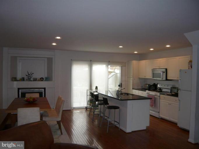 12050 Edgemere Circle Reston, VA 20190 - Photo 4 of 18 Kitchen/Dining Room