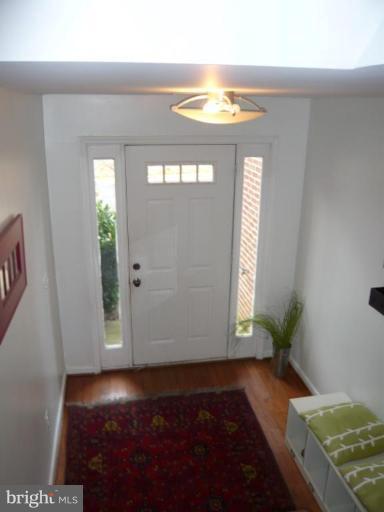 12050 Edgemere Circle Reston, VA 20190 - Photo 5 of 18 Entrance / Foyer