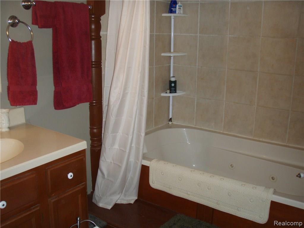 11754 Merrill Road Whitmore Lake, MI 48189 - Photo 33 of 42 Large Spa Tub In Upper Bathroom