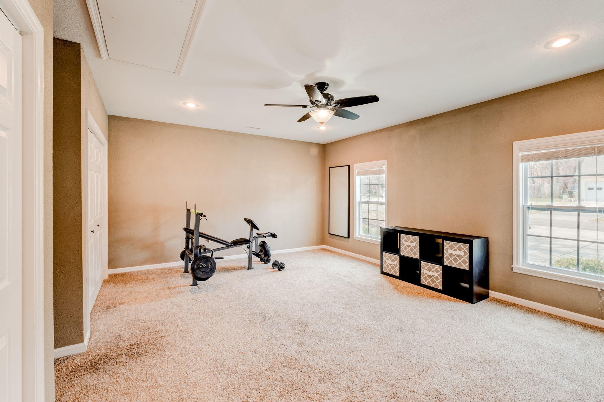 132 Pheasant Road Clinton, TN 37716 - Photo 17 of 40 a living room with a window