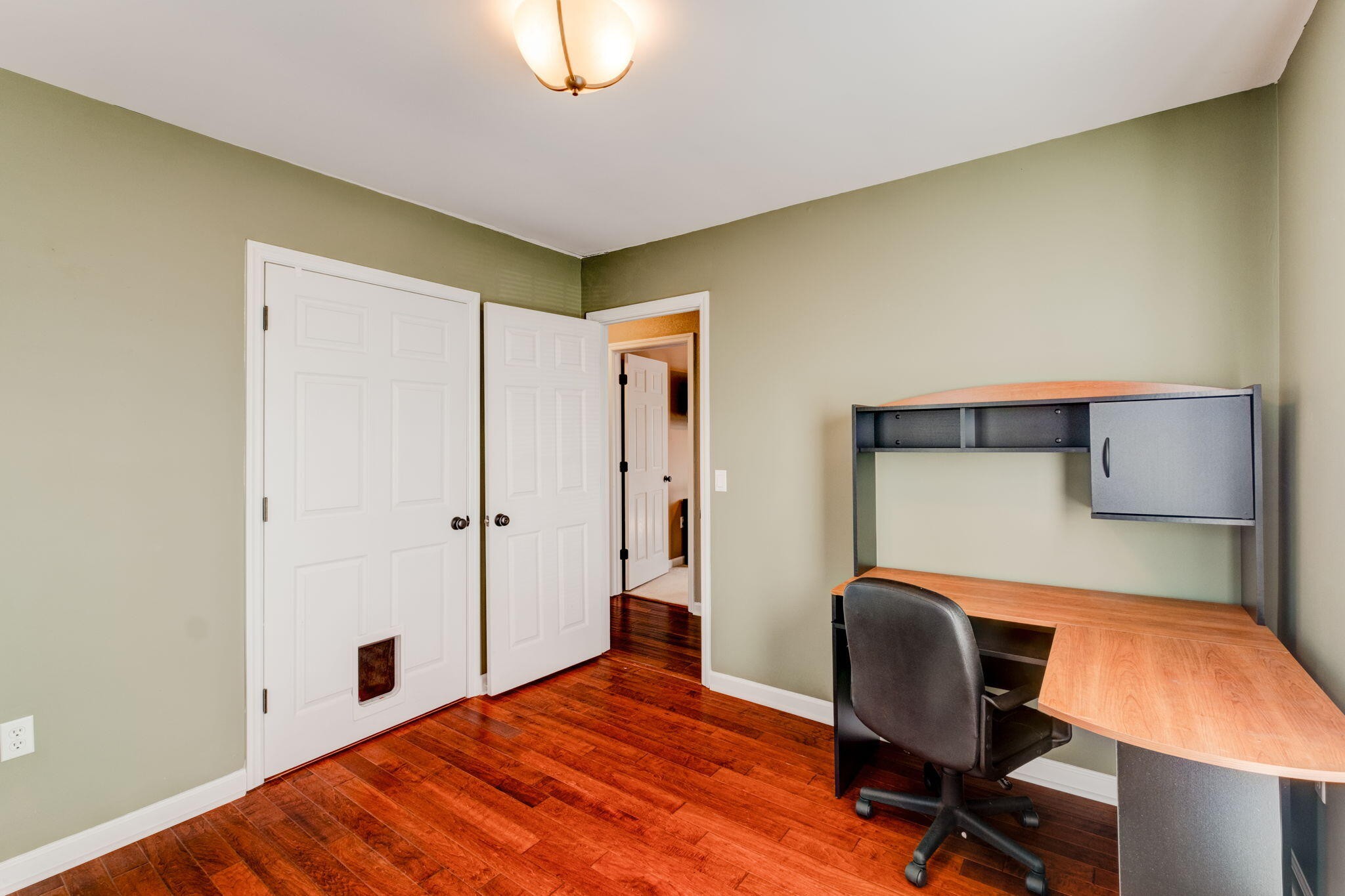 132 Pheasant Road Clinton, TN 37716 - Photo 27 of 40 a workspace with wooden floor and chair