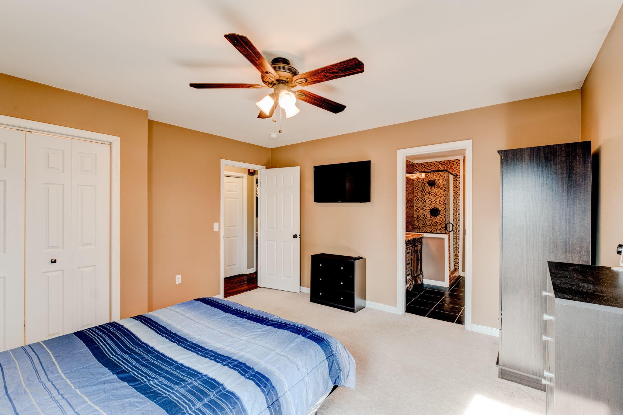 132 Pheasant Road Clinton, TN 37716 - Photo 31 of 40 a bedroom with a bed and a television