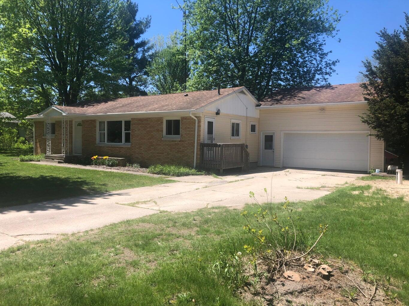 4585 Lorenson Road Muskegon, MI 49445 - Photo 1 of 30 front_garage