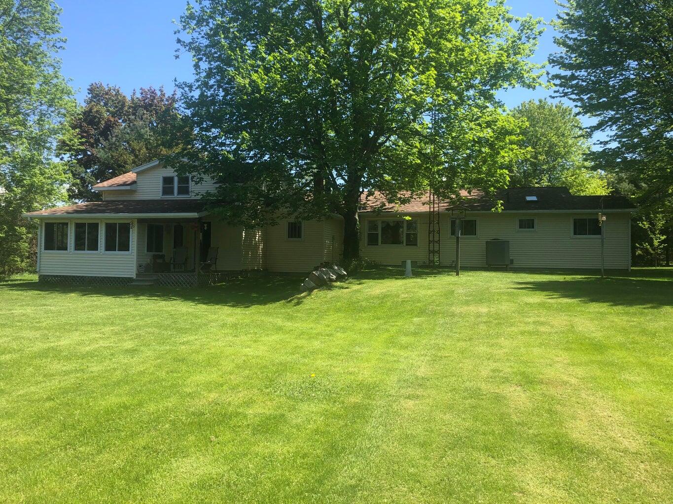 4585 Lorenson Road Muskegon, MI 49445 - Photo 5 of 30 backyard2
