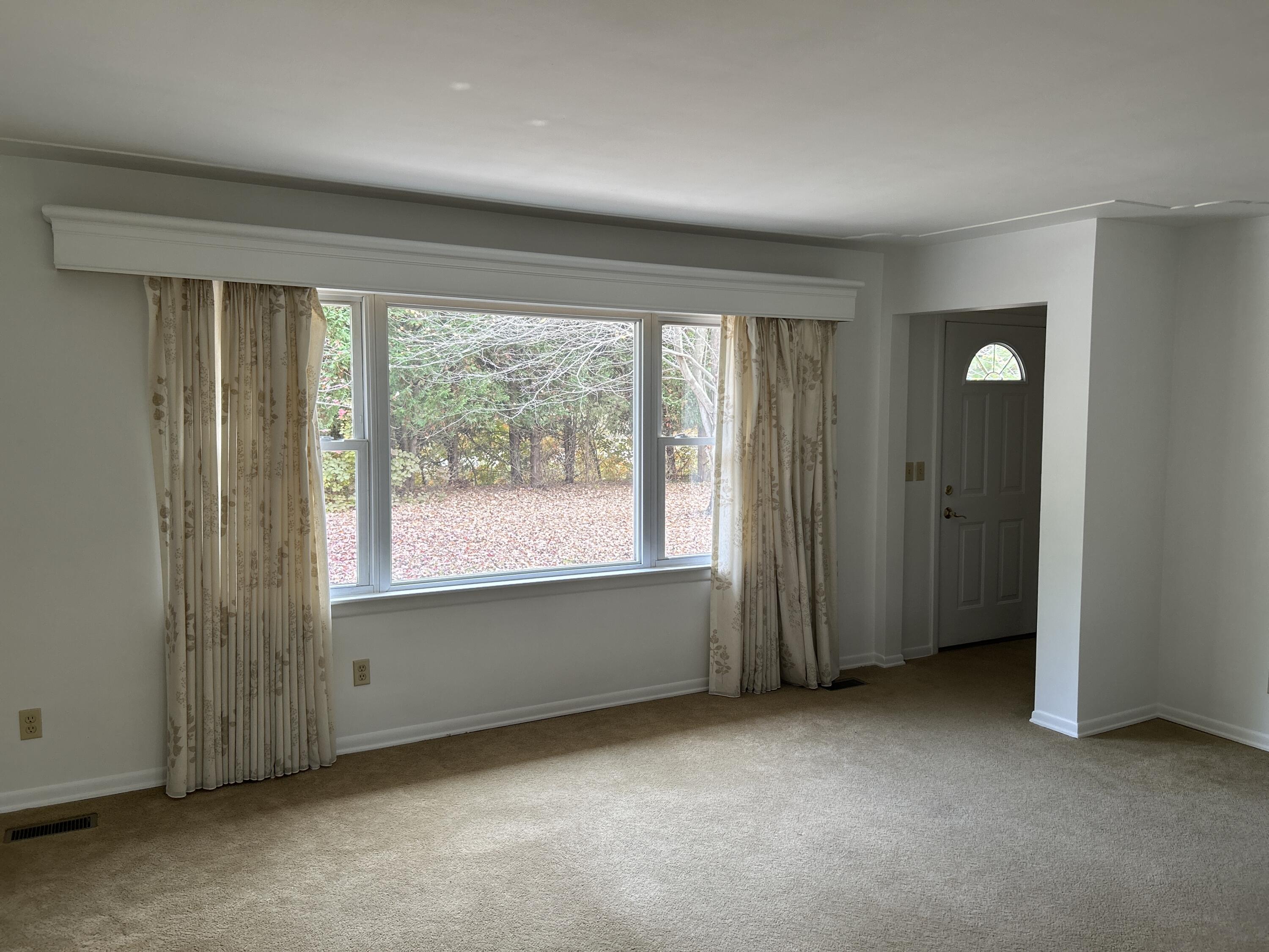 4585 Lorenson Road Muskegon, MI 49445 - Photo 9 of 30 Living Room