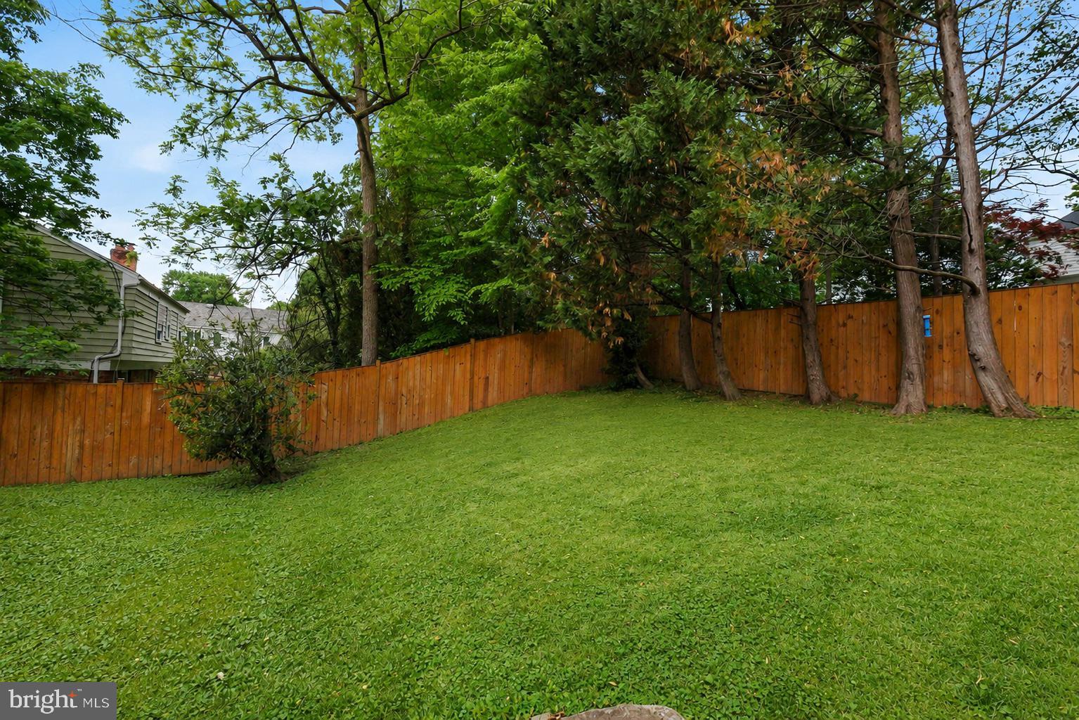 10900 Gainsborough Road Potomac, MD 20854 - Photo 3 of 44 a view of a backyard