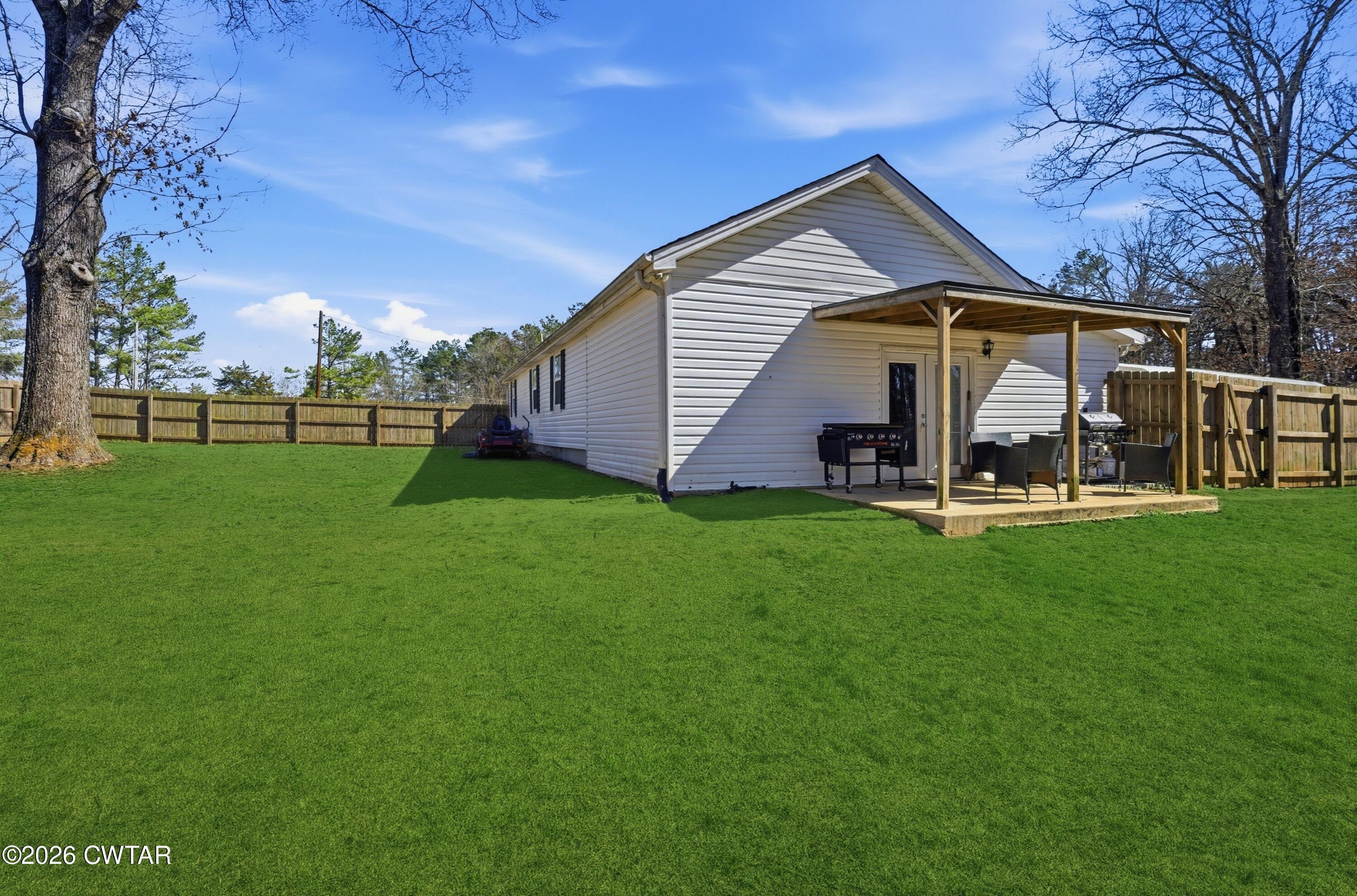 390 Memory Lane Henderson, TN 38340 - Photo 4 of 24 a front view of a house with garden