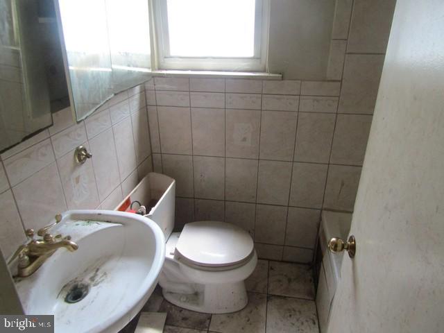 1467 Roxanna Road Northwest Washington, DC 20012 - Photo 15 of 17 bath