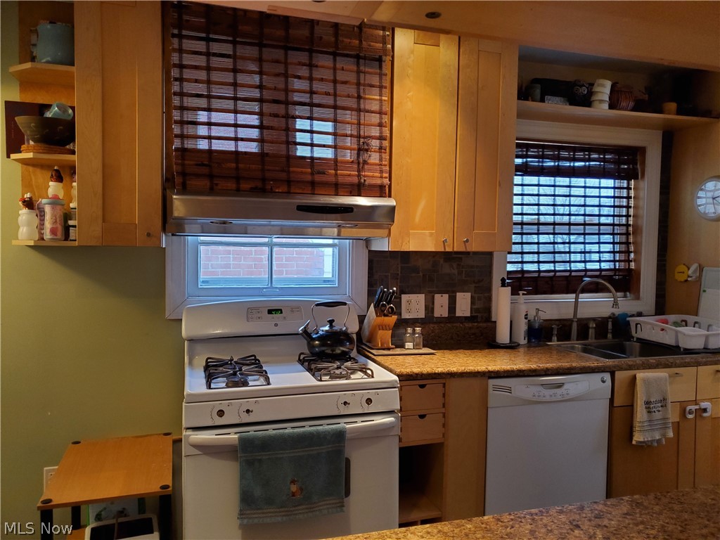 4198 Stilmore Road Cleveland, OH 44121 - Photo 7 of 35