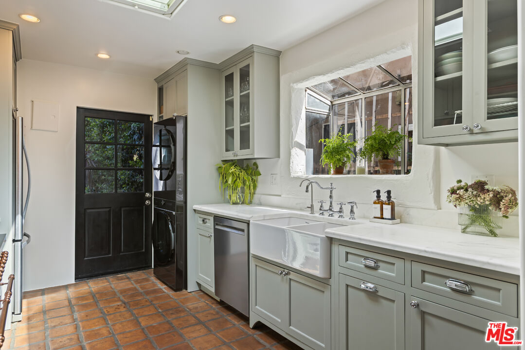 950 South Muirfield Road Los Angeles, CA 90019 - Photo 21 of 43