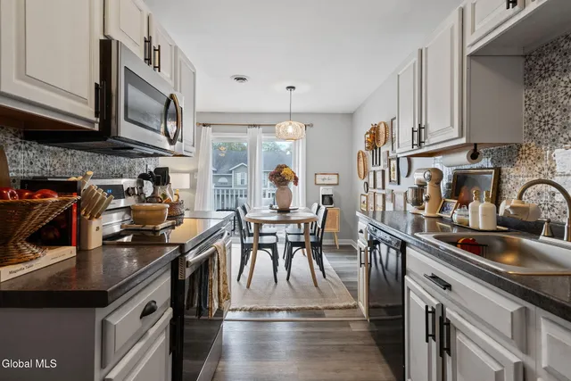 $229,900 | 1606 Cambridge Manor Drive, Scotia, NY 12302