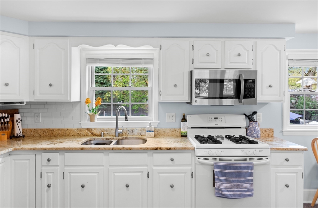 111 Locke Road Chelmsford, MA 01824 - Photo 10 of 28