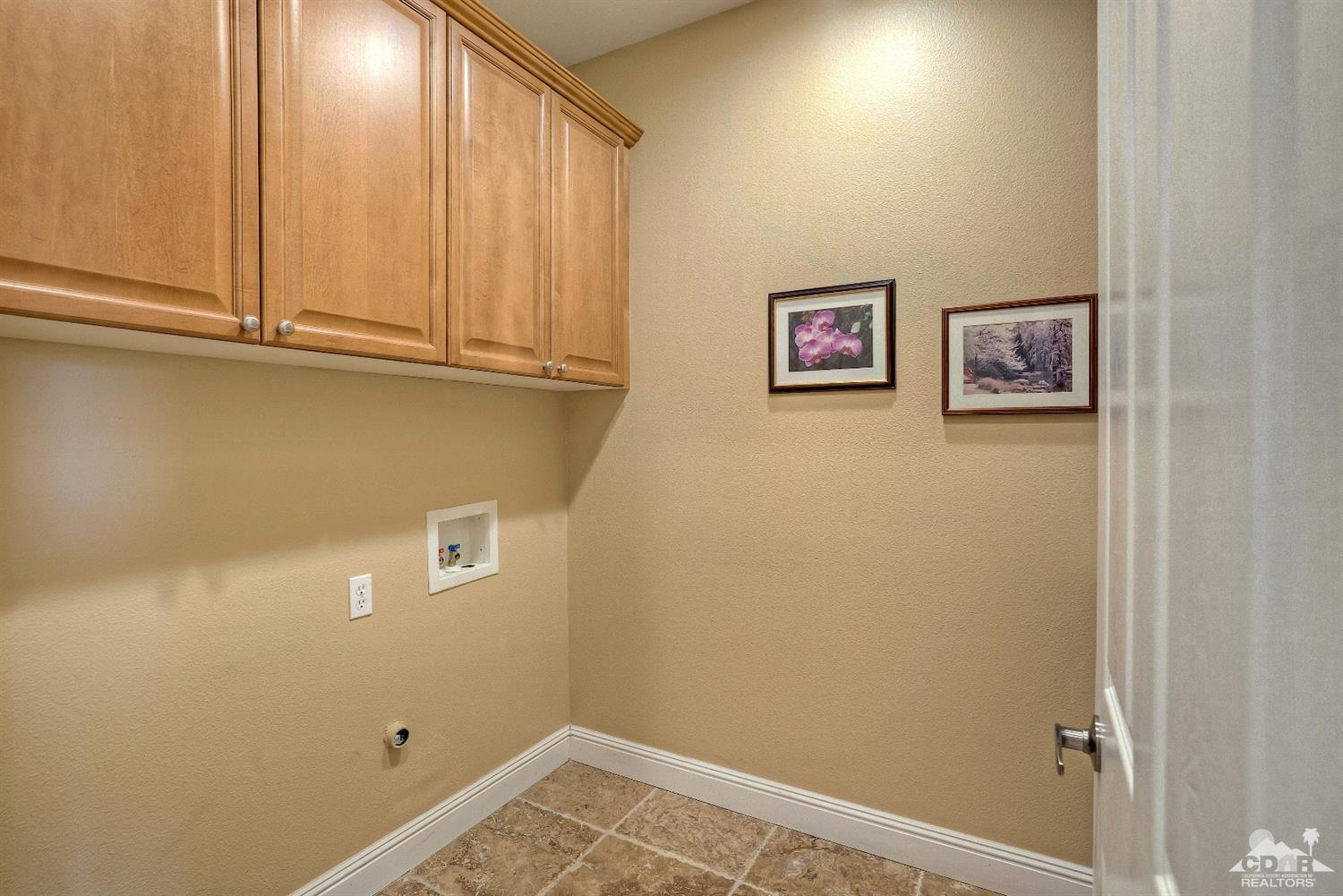 186 Via Milano Rancho Mirage, CA 92270 - Photo 19 of 24 a view of a hallway