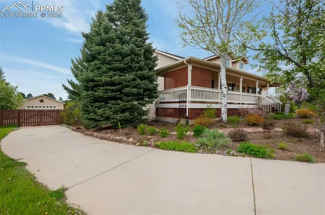 a sign that is sitting on a brick wall