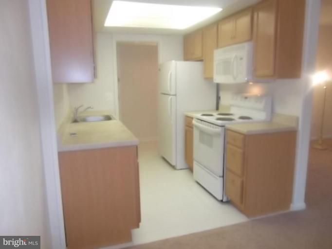 11627 Stoneview Square, Unit 78/1B Reston, VA 20191 - Photo 3 of 19 Kitchen