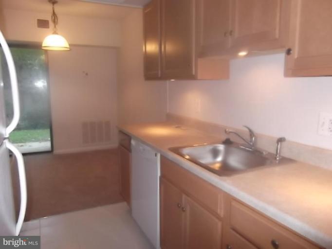 11627 Stoneview Square, Unit 78/1B Reston, VA 20191 - Photo 4 of 19 Kitchen #2
