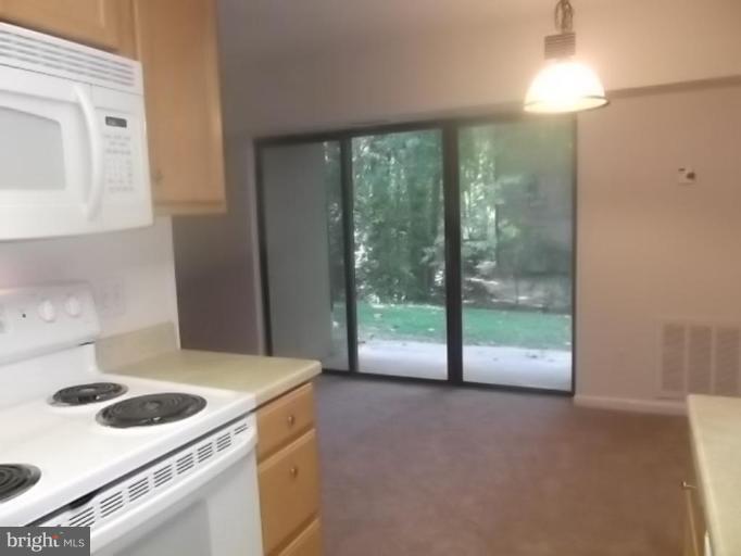 11627 Stoneview Square, Unit 78/1B Reston, VA 20191 - Photo 9 of 19 Kitchen/Dining Room