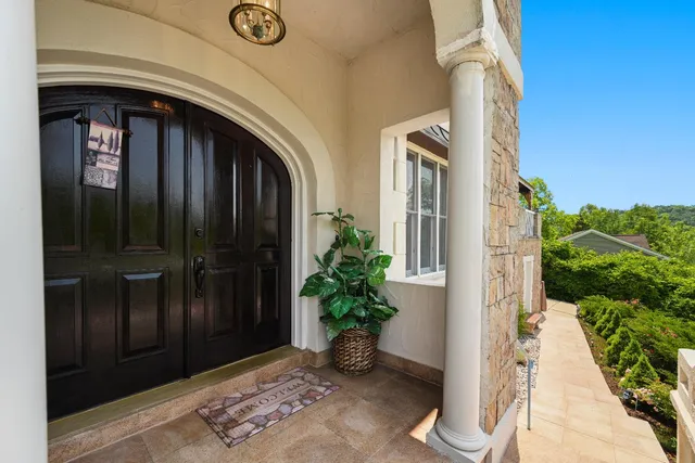 $799,900 | 19534 Longview Drive, Lawrenceburg, IN 47025