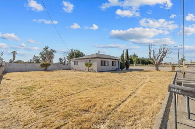 a view of an entrance of the house