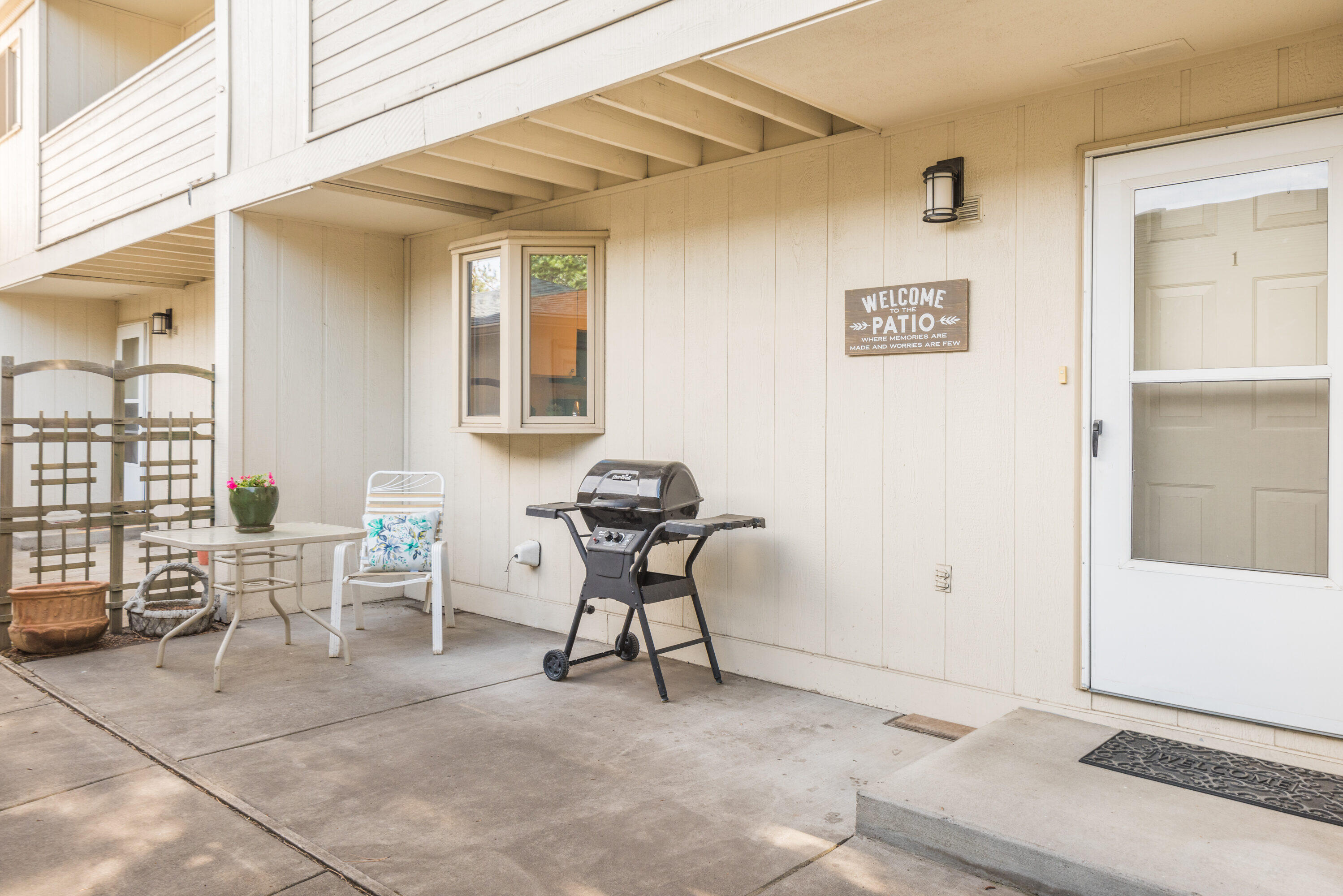 1050 Northeast Butler Market Road, Unit 1 Bend, OR 97701 - Photo 3 of 23 1050 NE Butler Market Rd Apt 1-print-003