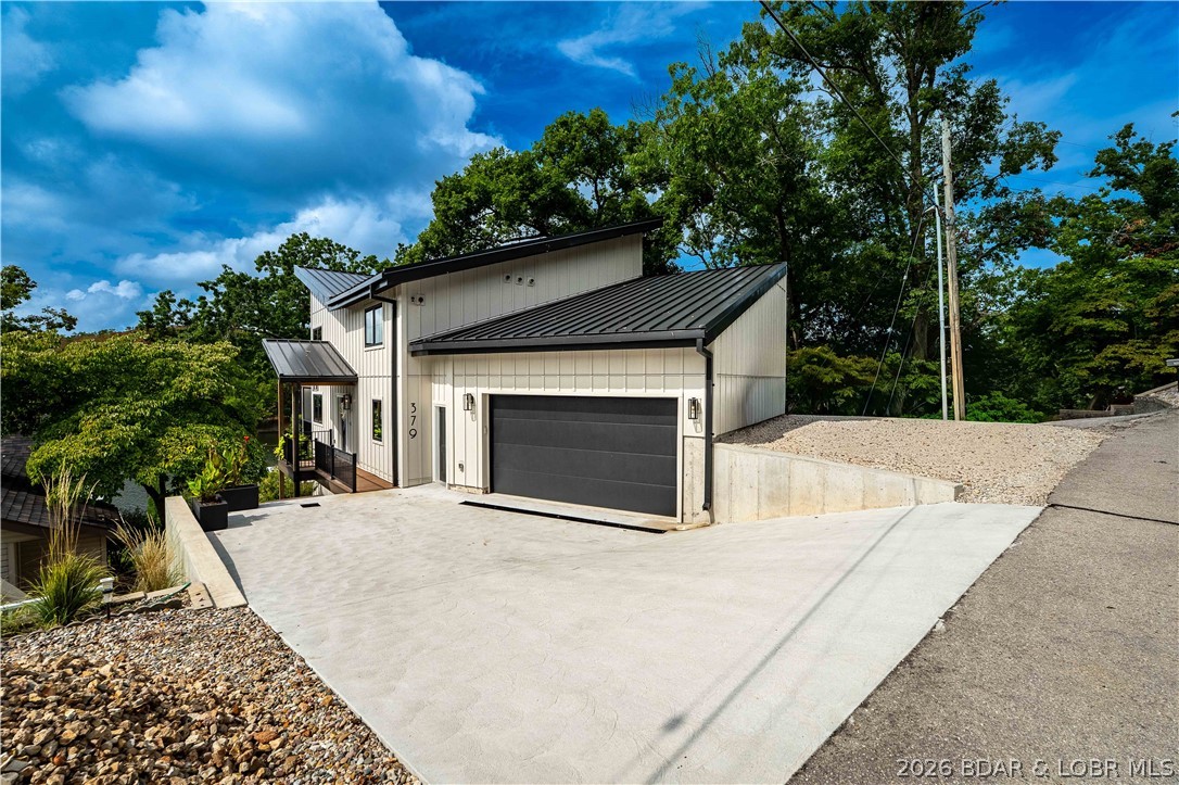 379 Comanche Road Lake Ozark, MO 65049 - Photo 3 of 56 Near Flat Driveway