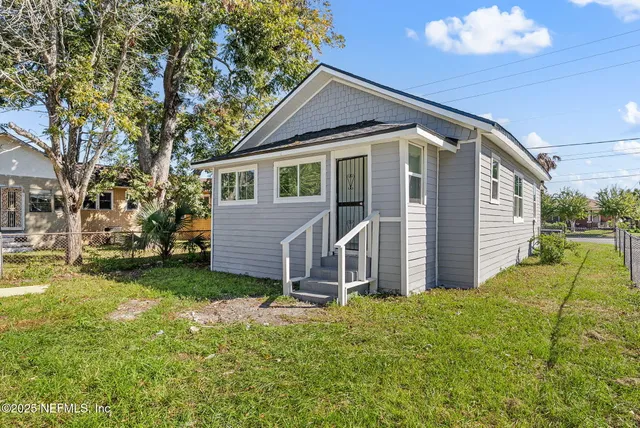a view of a house with a yard