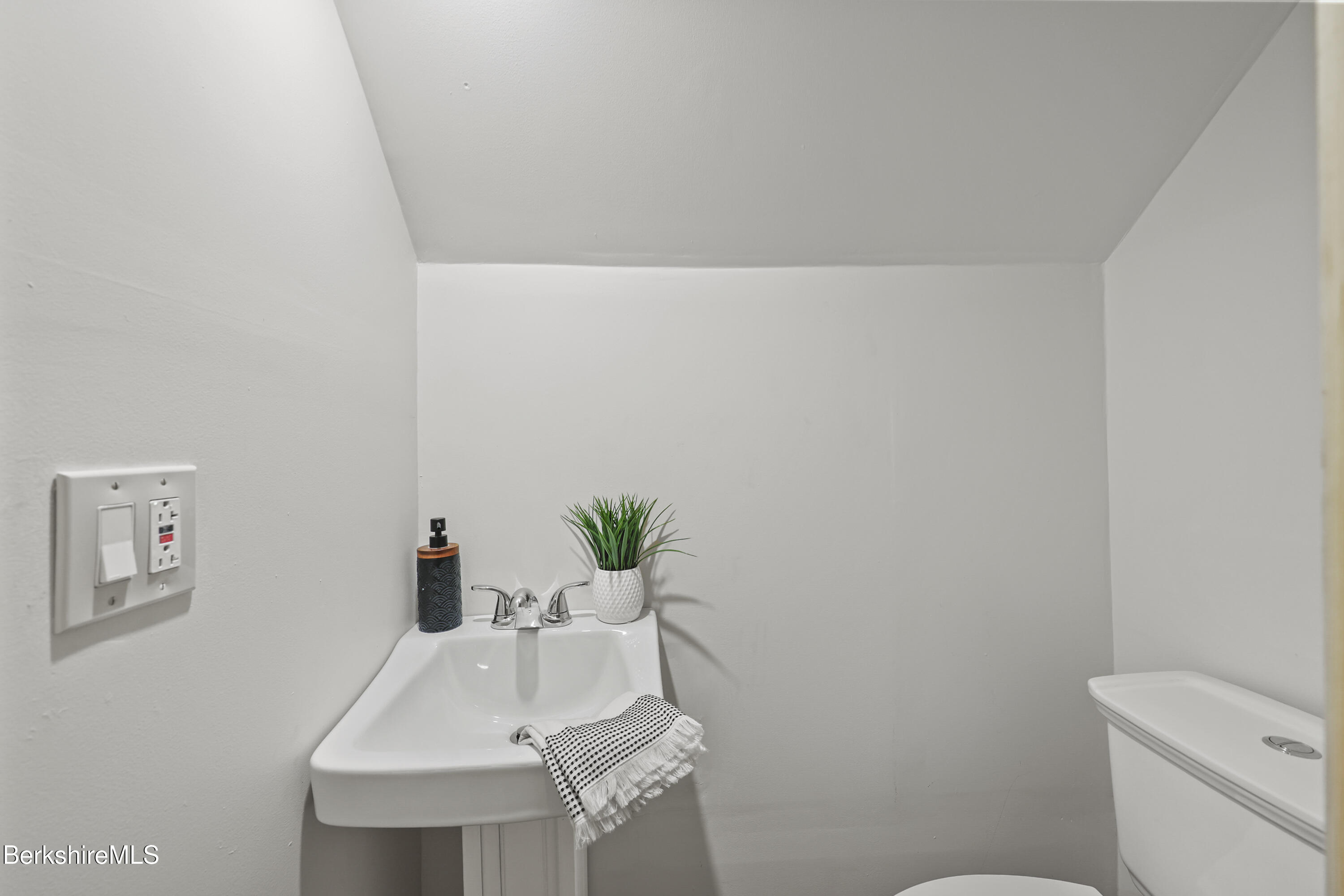 43 State Street Pittsfield, MA 01201 - Photo 31 of 42 Second Floor Half Bath