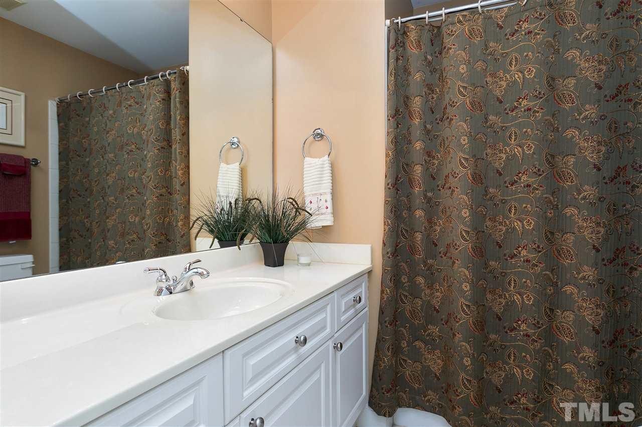 8216 Lloyd Allyns Way Raleigh, NC 27615 - Photo 16 of 30 En-suite bathroom w tub/shower combination.
