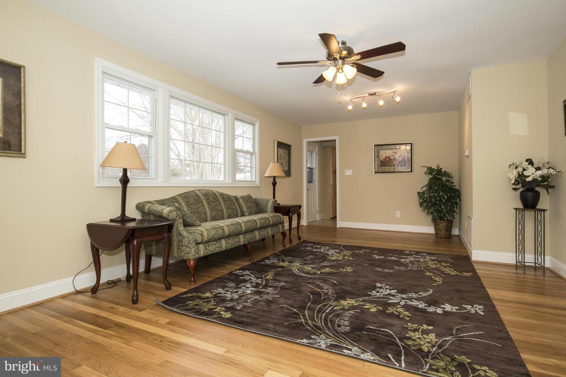 8923 Parlo Road Baltimore, MD 21236 - Photo 2 of 25 Family Room