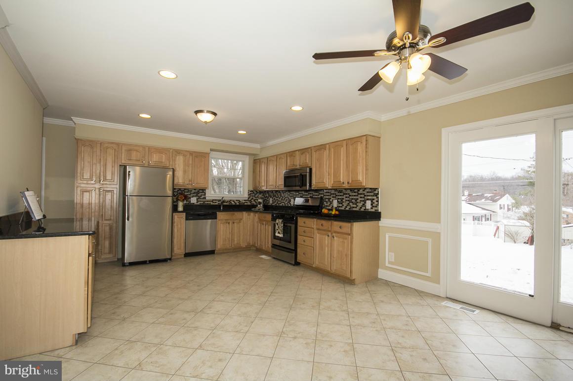 8923 Parlo Road Baltimore, MD 21236 - Photo 6 of 25 Kitchen