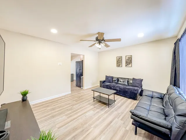 $301,500 | 811 Beech Drive, Bolingbrook, IL 60440