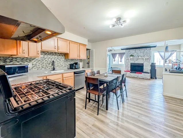 $301,500 | 811 Beech Drive, Bolingbrook, IL 60440