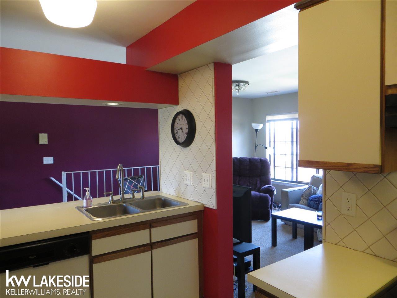 1572 Meadow Drive Rochester, MI 48307 - Photo 9 of 33 31346624-8.JPG