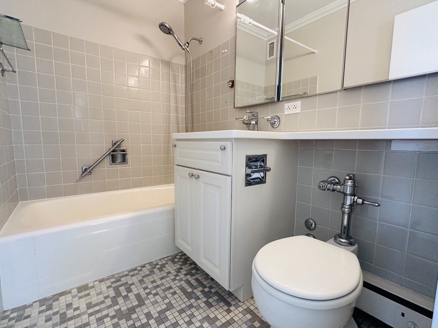 5757 North Sheridan Road, Unit 17H Chicago, IL 60660 - Photo 13 of 25 a bathroom with a sink a toilet and bathtub