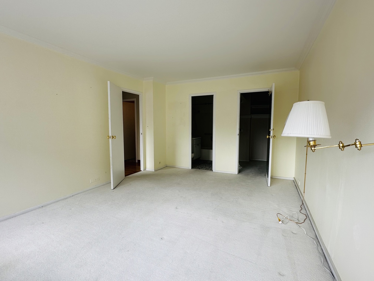 5757 North Sheridan Road, Unit 17H Chicago, IL 60660 - Photo 15 of 25 an empty room with closet